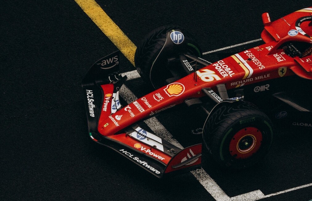 Photo en gros plan d'une Formule 1 rouge en mouvement